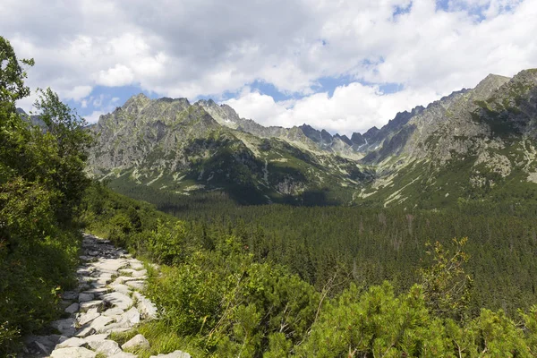 Tepeler ve alp peyzaj yüksek Tatras, Slovakya'nın dağda görüntülemek