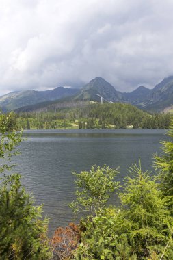 Tepeler ve alp peyzaj yüksek Tatras, Slovakya'nın dağda görüntülemek