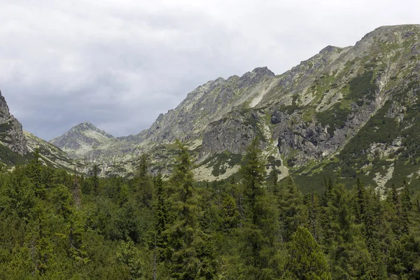 山のピークと高タトラ山脈 スロバキアの高山の風景を表示します — ストック写真