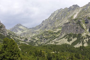 Tepeler ve alp peyzaj yüksek Tatras, Slovakya'nın dağda görüntülemek