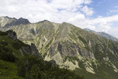 Tepeler ve alp peyzaj yüksek Tatras, Slovakya'nın dağda görüntülemek