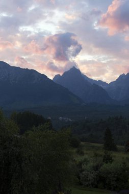 Tepeler ve alp peyzaj yüksek Tatras, Slovakya'nın dağda görüntülemek