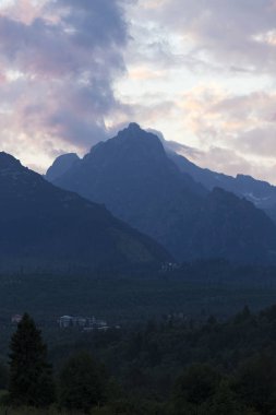 Tepeler ve alp peyzaj yüksek Tatras, Slovakya'nın dağda görüntülemek