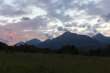 Tepeler ve alp peyzaj yüksek Tatras, Slovakya'nın dağda görüntülemek