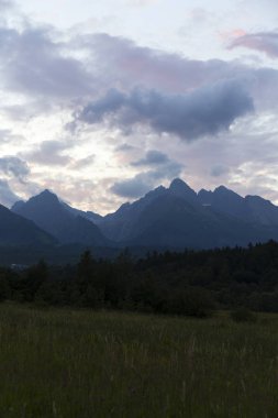 Tepeler ve alp peyzaj yüksek Tatras, Slovakya'nın dağda görüntülemek