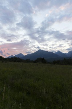 Tepeler ve alp peyzaj yüksek Tatras, Slovakya'nın dağda görüntülemek