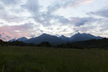 Tepeler ve alp peyzaj yüksek Tatras, Slovakya'nın dağda görüntülemek