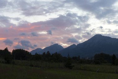 Tepeler ve alp peyzaj yüksek Tatras, Slovakya'nın dağda görüntülemek
