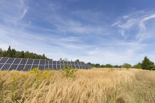 Solarkraftwerk Der Sommerlandschaft — Stockfoto
