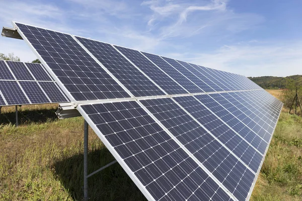 Yatay Yaz Aylarında Solar Power Station — Stok fotoğraf