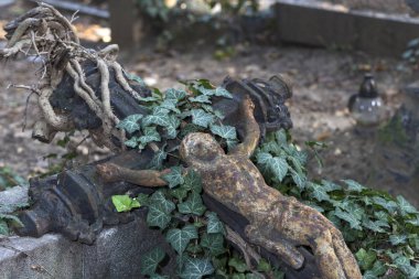 Tarihi heykel üzerinde gizemli eski Prag Mezarlığı, Çek Cumhuriyeti