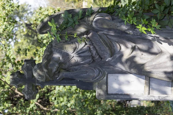 Statue Historique Sur Mystérieux Vieux Cimetière Prague République Tchèque — Photo