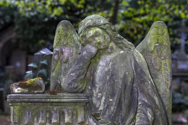 歴史的な像の謎古い墓地プラハ チェコ共和国 — ストック写真