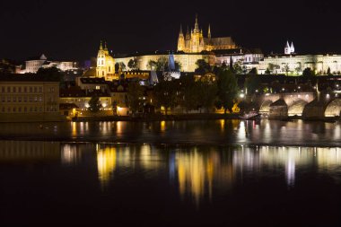 Gotik Prag Kalesi ile Strana'da yukarıda Nehri Vltava gecede, Çek Cumhuriyeti