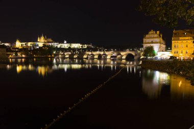 Gotik Prag Kalesi ile Strana'da yukarıda Nehri Vltava gecede, Çek Cumhuriyeti