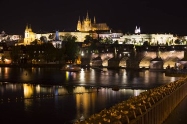 Gotik Prag Kalesi ile Strana'da yukarıda Nehri Vltava gecede, Çek Cumhuriyeti