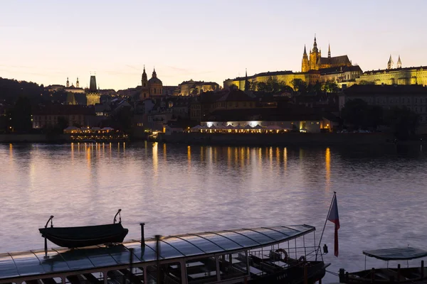 Praha Goottilainen Linna Vähemmän Kaupungin Yläpuolella Joen Vltava Yöllä Tsekin — kuvapankkivalokuva