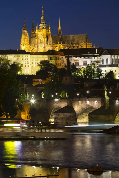 Castillo Gótico Praga Con Ciudad Menor Sobre Río Moldava Noche —  Fotos de Stock