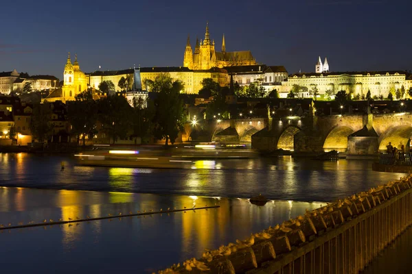 Castelo Gótico Praga Com Cidade Menor Acima Rio Vltava Noite — Fotografia de Stock