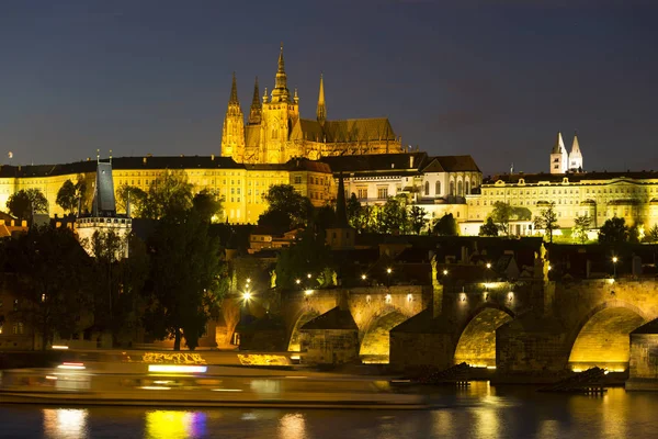 Gotik Prag Kalesi Ile Strana Yukarıda Nehri Vltava Gecede Çek — Stok fotoğraf