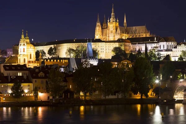 Gotiska Pragborgen Med Mindre Staden Ovanför Floden Moldau Natt Tjeckien — Stockfoto