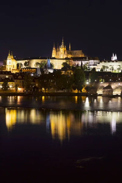 Castelo Gótico Praga Com Cidade Menor Acima Rio Vltava Noite — Fotografia de Stock