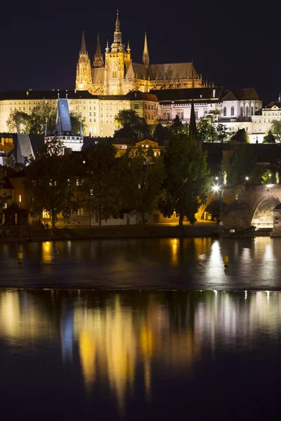 Castelo Gótico Praga Com Cidade Menor Acima Rio Vltava Noite — Fotografia de Stock