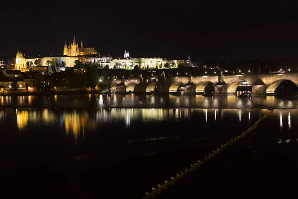 Gotik Prag Kalesi Ile Strana Yukarıda Nehri Vltava Gecede Çek — Stok fotoğraf