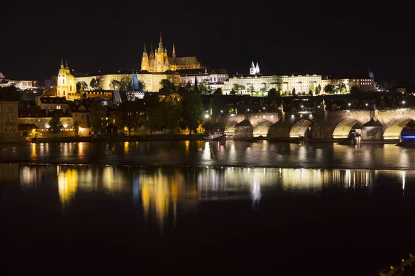 Castelo Gótico Praga Com Cidade Menor Acima Rio Vltava Noite — Fotografia de Stock