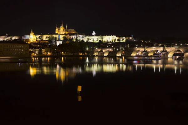 Castelo Gótico Praga Com Cidade Menor Acima Rio Vltava Noite — Fotografia de Stock