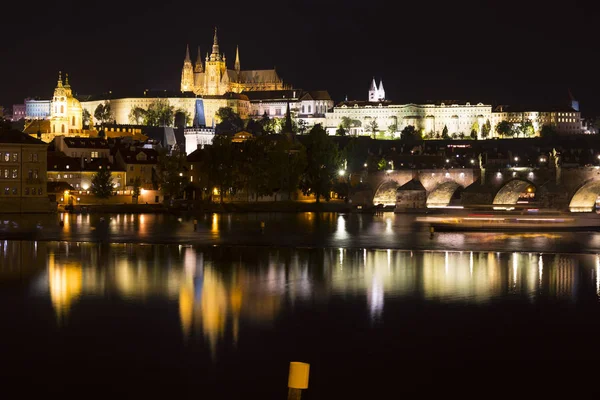 Готический Замок Городом Над Рекой Влтавой Ночи Чехия — стоковое фото