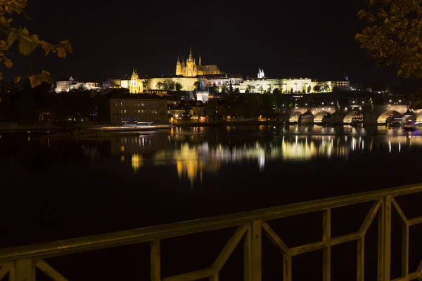 Готический Замок Городом Над Рекой Влтавой Ночи Чехия — стоковое фото
