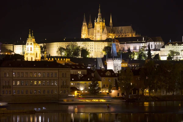 Castillo Gótico Praga Con Ciudad Menor Sobre Río Moldava Noche —  Fotos de Stock