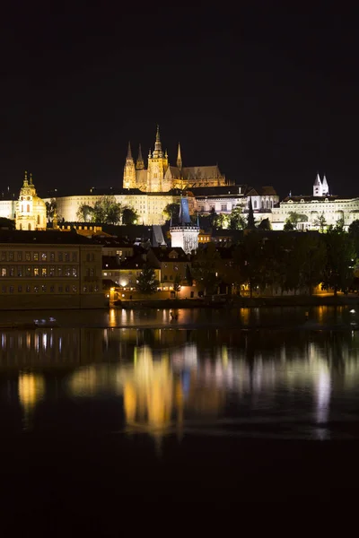 Castelo Gótico Praga Com Cidade Menor Acima Rio Vltava Noite — Fotografia de Stock