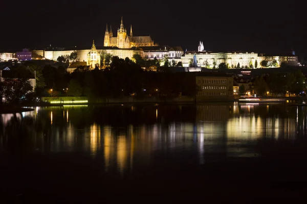 Castelo Gótico Praga Com Cidade Menor Acima Rio Vltava Noite — Fotografia de Stock