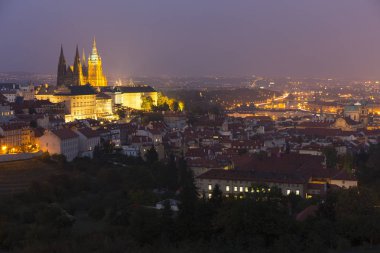Gece Prague City ile Gotik Castle, Çek Cumhuriyeti
