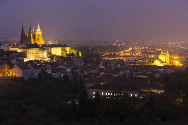 Gece Prague City ile Gotik Castle, Çek Cumhuriyeti