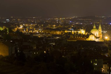 Gece Prag şehir ile Aziz Nicholas Katedrali, Çek Cumhuriyeti