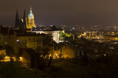 Gece Prague City ile Gotik Castle, Çek Cumhuriyeti