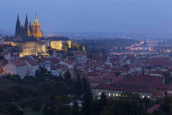 Night Praha City Med Gotisk Slott Tsjekkia – stockfoto
