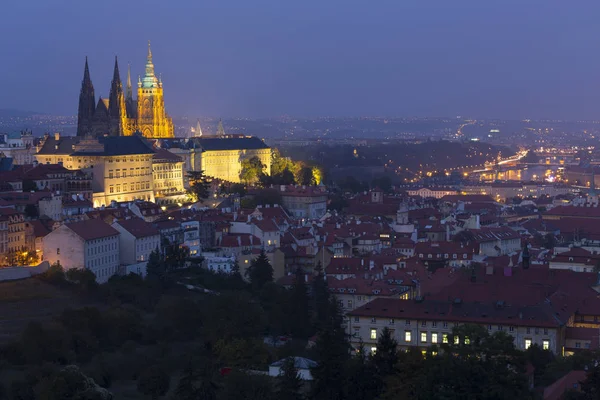 Ночной Город Готическим Замком Чехия — стоковое фото