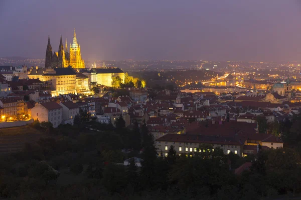 夜のプラハの街 チェコのゴシック様式城 — ストック写真
