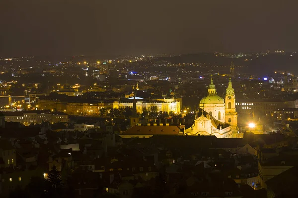 夜の街で聖ニコラス大聖堂 チェコ共和国のプラハ — ストック写真