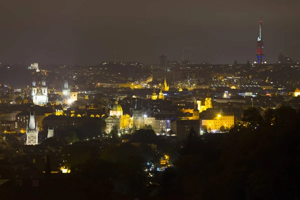 夜の塔では チェコ共和国プラハ都市 — ストック写真