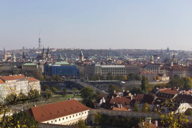 Sonbahar Prague City ile binalar, kuleler, katedralleri ve köprüler güneşli gün, Çek Cumhuriyeti