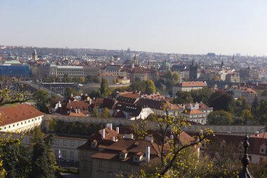 Sonbahar Prague City ile binalar, kuleler, katedralleri ve köprüler güneşli gün, Çek Cumhuriyeti