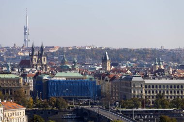 Sonbahar Prague City ile binalar, kuleler, katedralleri ve köprüler güneşli gün, Çek Cumhuriyeti