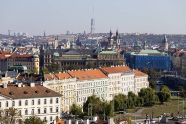 Sonbahar Prague City ile binalar, kuleler, katedralleri ve köprüler güneşli gün, Çek Cumhuriyeti
