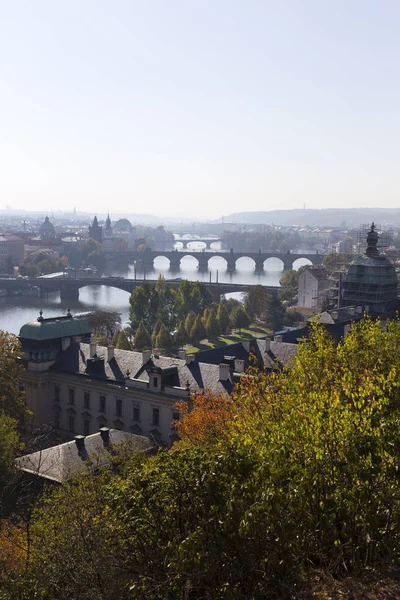 Jesienią Prague City Budynków Wieże Katedr Mostów Słoneczny Dzień Republika — Zdjęcie stockowe