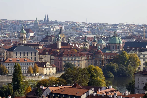秋天布拉格城市与它的建筑 大教堂和桥梁在阳光明媚的一天 捷克共和国 — 图库照片